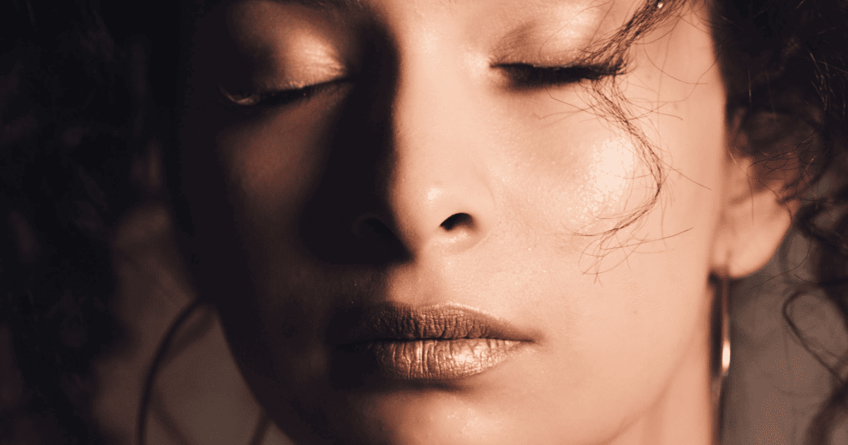 brunette woman with closed eyes | How To Set An Intention For Manifestation | The Aligned Life Manifestation Blog